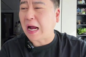杰伦·布朗作为76人球员的首次亮相，老詹&恩比德便装出镜