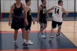 现在的小学生都这样打球了吗？这球风也太成熟了！